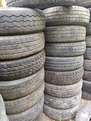 Les pneus utilisés occasion le camion de pneus en second lieu fatigue le deuxième pneu 195R14C de voiture de tourisme